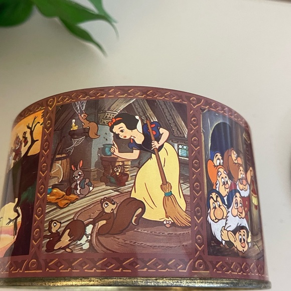 Vintage Walt Disney Snow White & The Seven Dwarfs Candy Tin - Picture 2 of 15